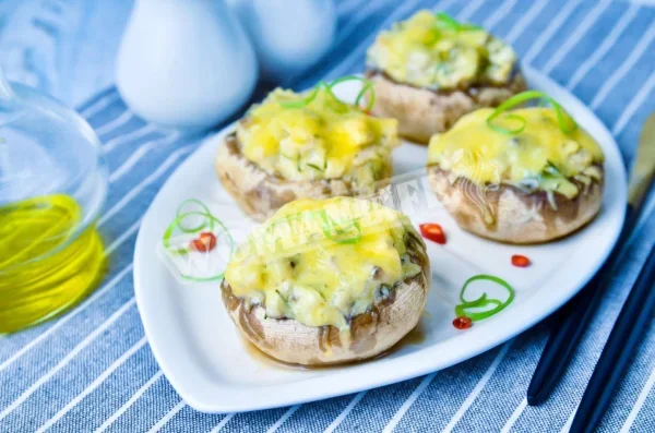 Печериці, фаршировані куркою і сиром в духовці