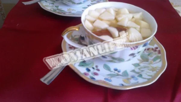 Чорний чай з яблуками, цукром і корицею