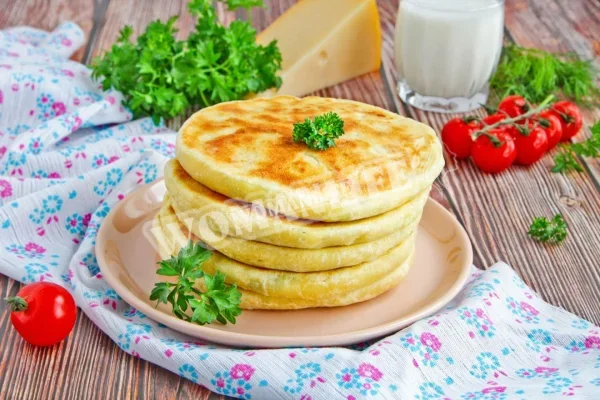 Хачапурі з молоком і сиром на сковороді