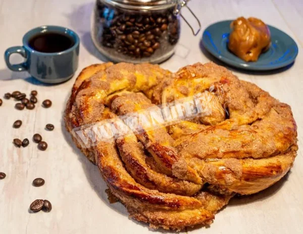Велика естонська цукрова косичка з корицею