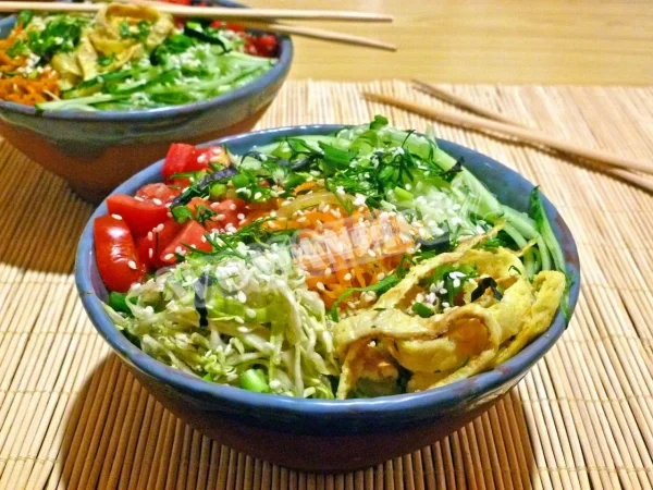 Корейський холодний суп куксі з куркою