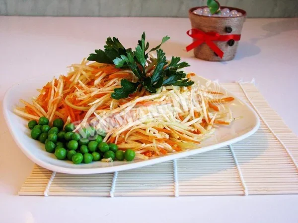 Салат з кореня селери з огірками та морквою