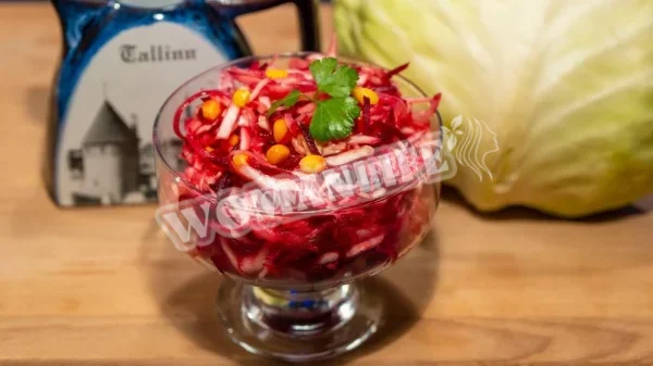 Легкий салат з буряком і соковитою капустою