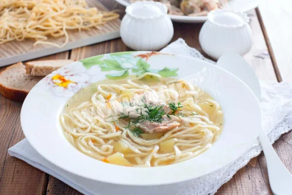 Класичний курячий суп з домашньою локшиною