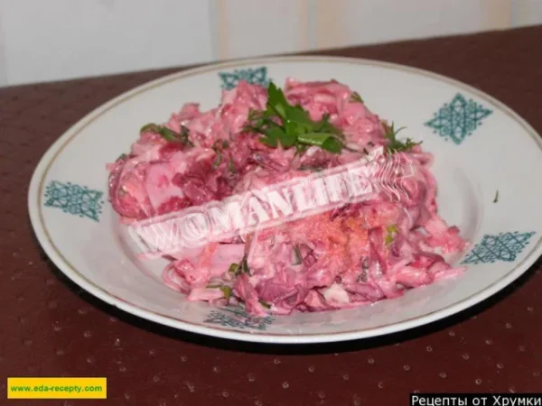Вегетаріанський салат з капусти, буряка, цибулі та моркви