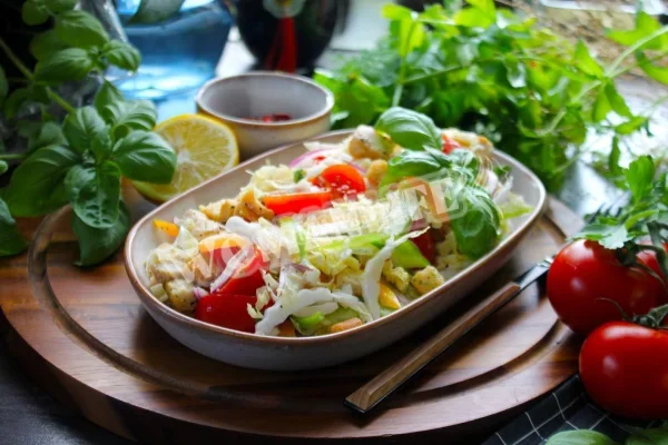 Салат з пекінської капусти з куркою, грінками і помідорами