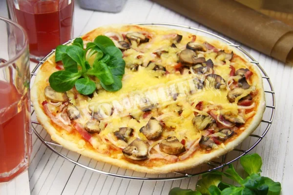 Піца з шинкою, грибами та сиром