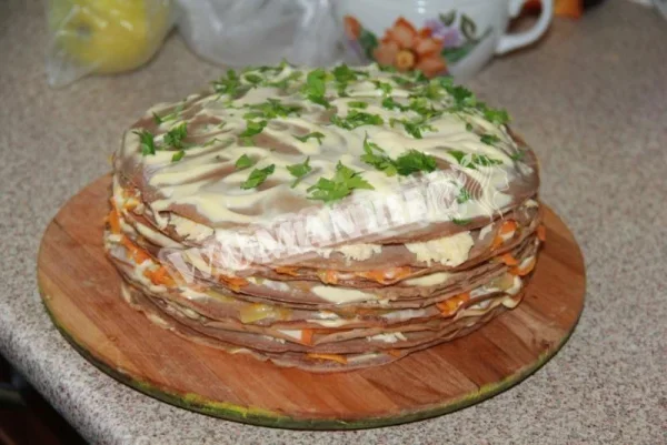 Торт з курячої печінки з сиром, майонезом і зеленню