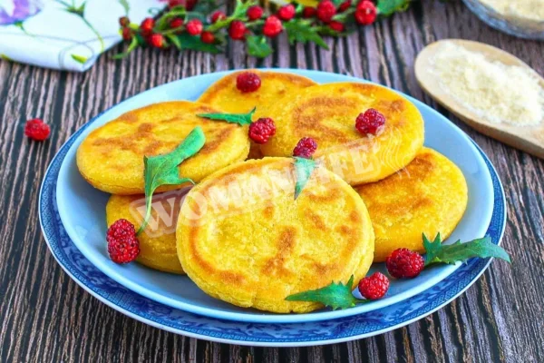 Кукурудзяні коржі на сковороді