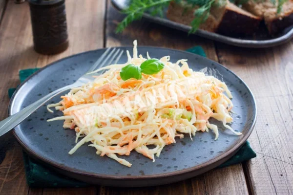 Класичний салат з капусти з соусом