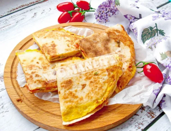 Тортилья з начинкою на сковороді