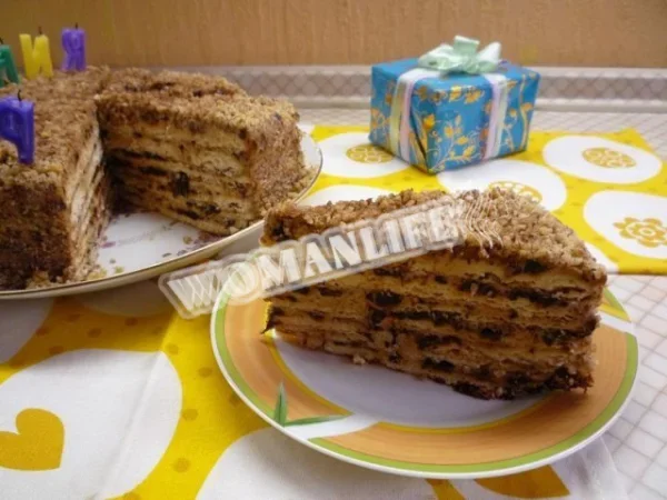 Здобний пиріг з чорносливом і горіхами