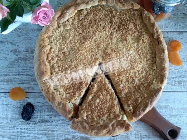 Дріжджовий пиріг з курагою і чорносливом