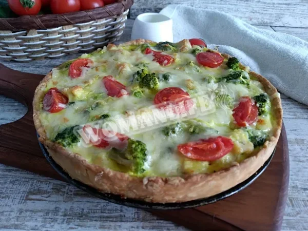 Кіш з куркою та брокколі