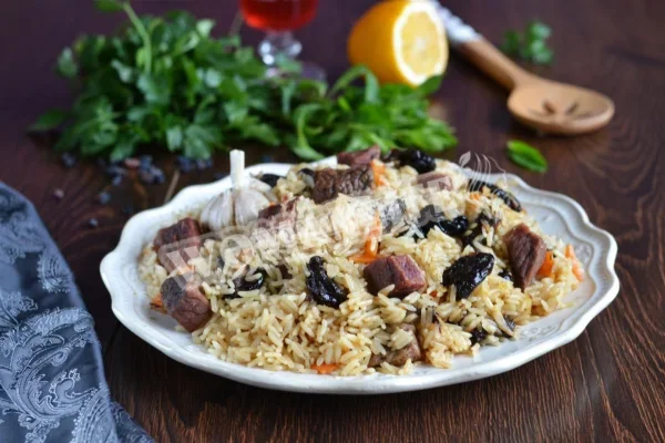 Плов з чорносливом на сковороді