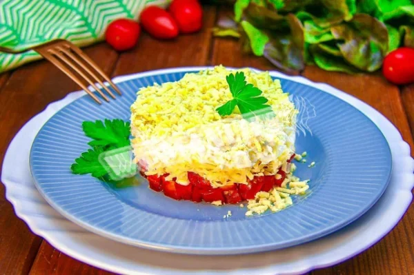 Салат з помідорами, сиром і яйцями