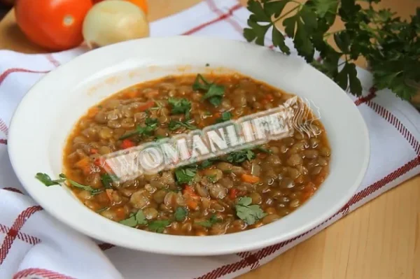 Суп із зеленої сочевиці з овочами та травами