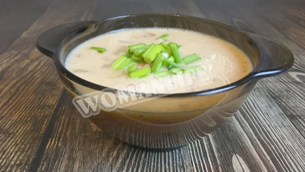 Картопляний суп з шинкою, м'яким сиром і курячим бульйоном