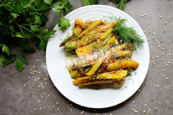 Кабачки з соєвим соусом і часником на сковороді