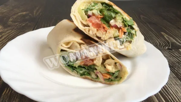 Домашня шаурма з куркою та соусом