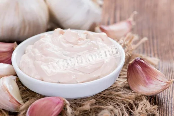 Часниковий соус до курки і шаурми з майонезом і кефіром