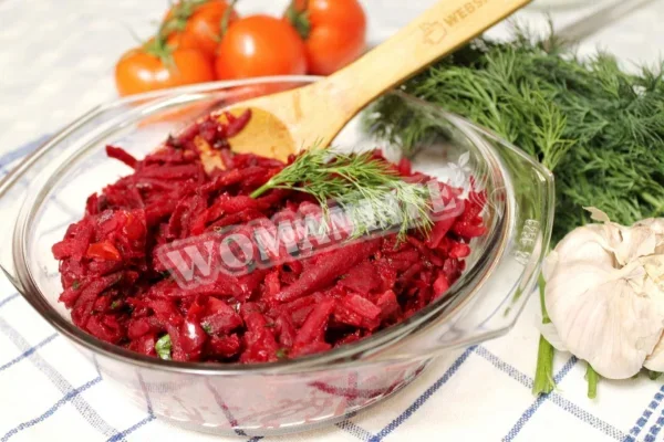Тушкована буряк з помідорами, часником, морквою та цибулею