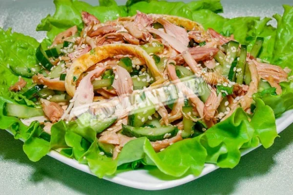 Корейський салат з курячою грудкою, кунжутом, огірками