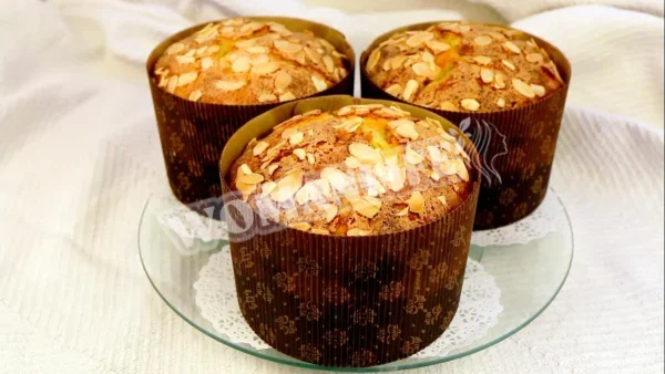 Італійський торт з цукатами та мигдальним коржом Панеттоне