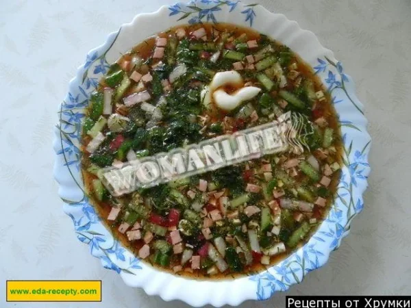 Окрошка з вареною ковбасою, картоплею та огірками на квасі