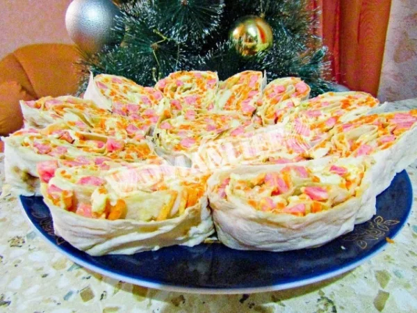 Закуска з корейською морквою і рулетом з лаваша