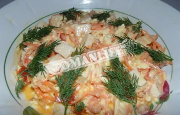 Салат з копченою куркою, помідорами, корейською морквою
