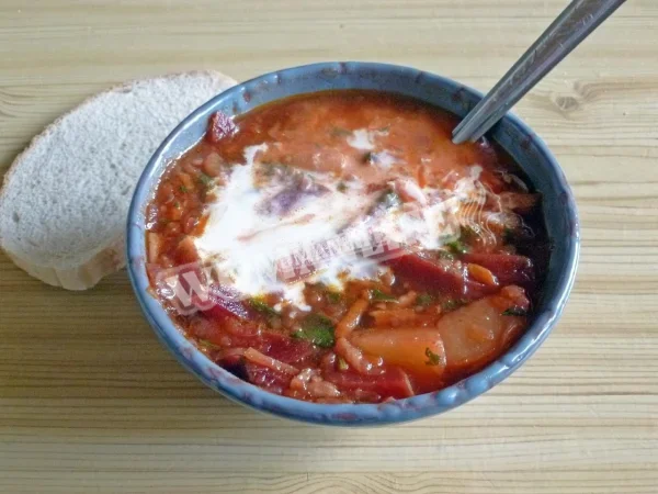 Класичний борщ з буряком і свинячими ребрами
