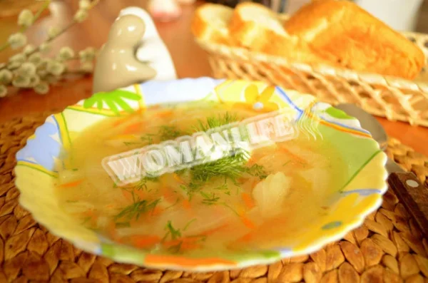 Щі з квашеної капусти з картоплею і куркою