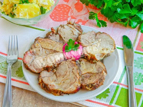 Цілісний шматок свинячої шиї, запечений в духовці