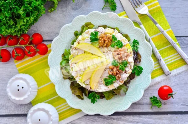 Курячий салат з яблуком і волоськими горіхами