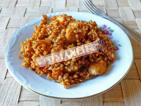 Гречка по-купецьки з морквою, цибулею та куркою