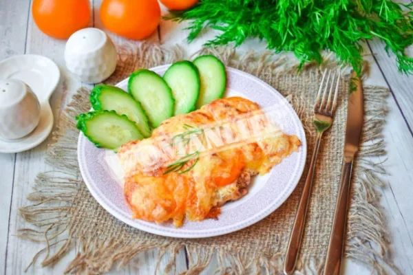 Куряче філе в духовці з помідорами
