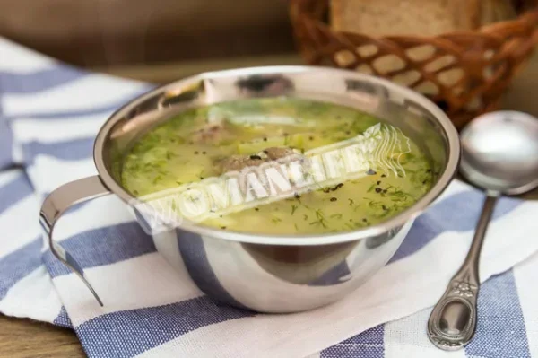 Розсольник зі свининою та маринованими огірками на перловці