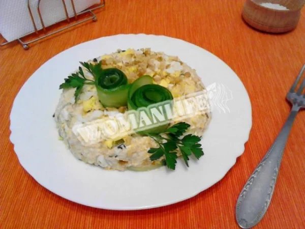 Салат з сиром, горіхами і перепелиним яйцем