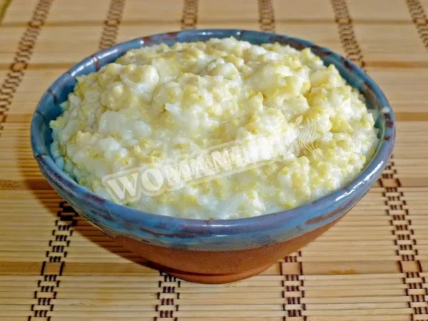 Солодка каша пшоняна рисова з молоком і маслом
