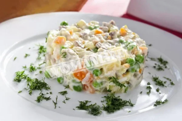 Класичний олів'є з яловичиною та солоними огірками