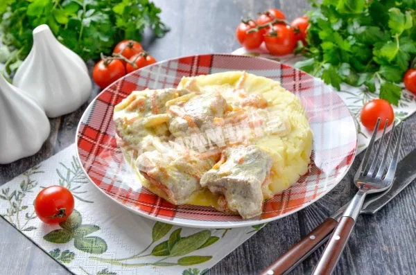 Курка тушкована в сметані на сковороді