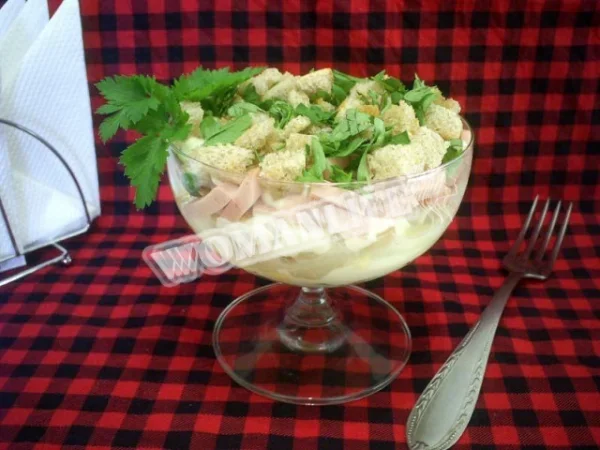 Салат: квасоля, грінки, ковбаса