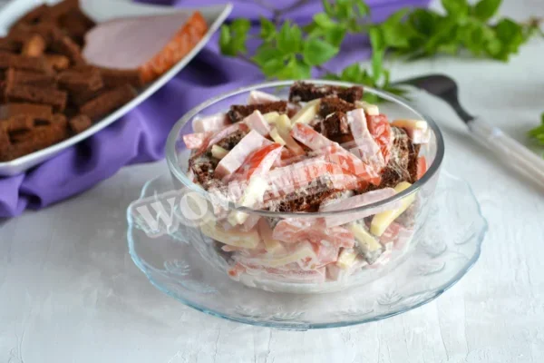 Салат з шинкою, помідорами і сиром