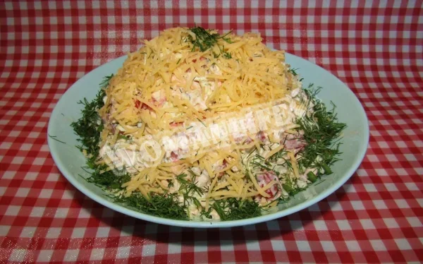Салат з пекінкою, сиром, помідорами