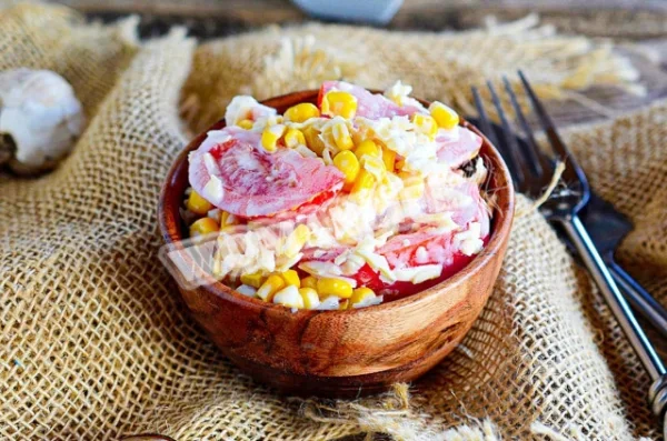 Салат з помідорами кукурудзяний сир