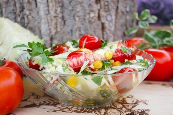 Салат з молодої капусти з моцарелою та помідорами черрі