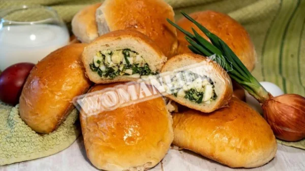 Пиріжки з курячим яйцем і зеленою цибулею