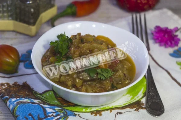 Баклажани з перцем і помідорами