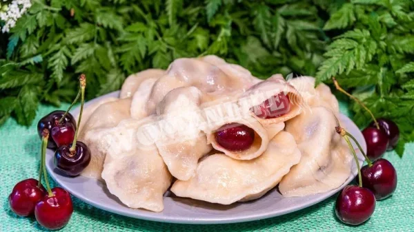 Класичні вареники з вишнею і кефіром